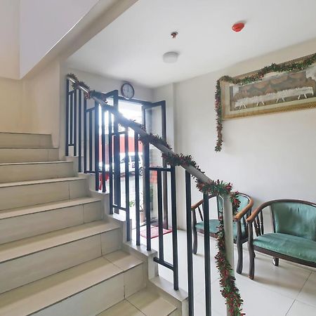 Oyo 896 Silverio Suites Manila Exteriör bild
