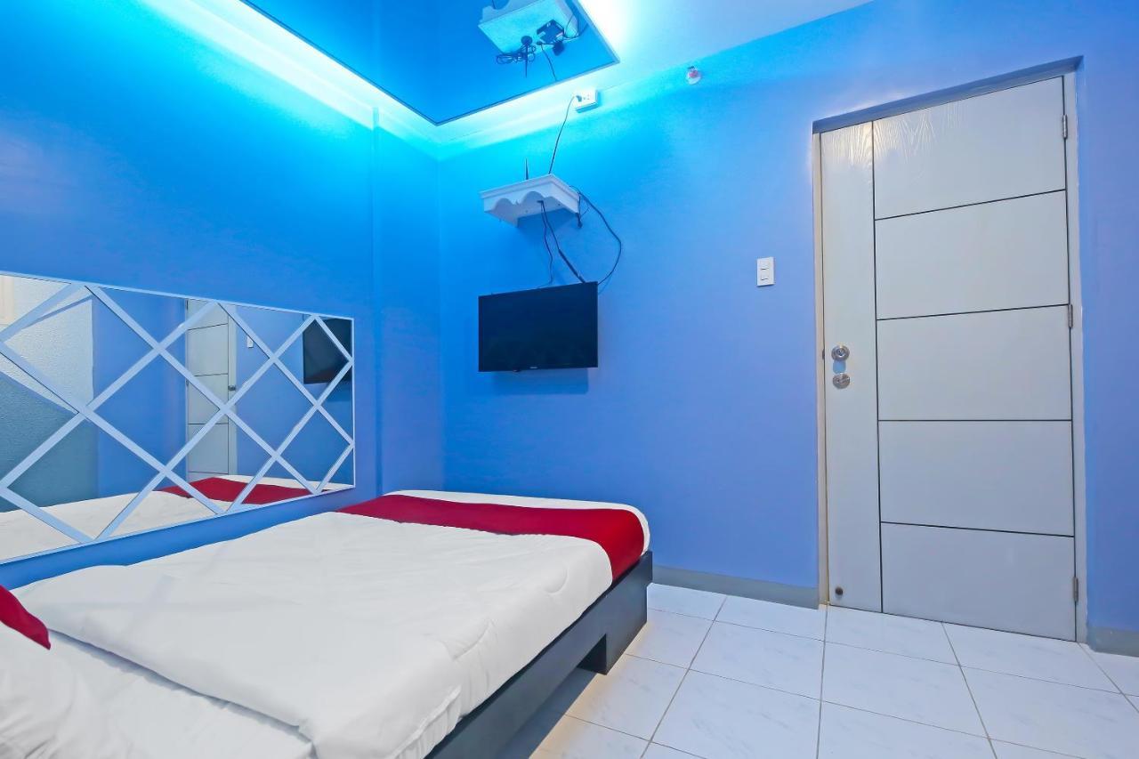 Oyo 896 Silverio Suites Manila Exteriör bild