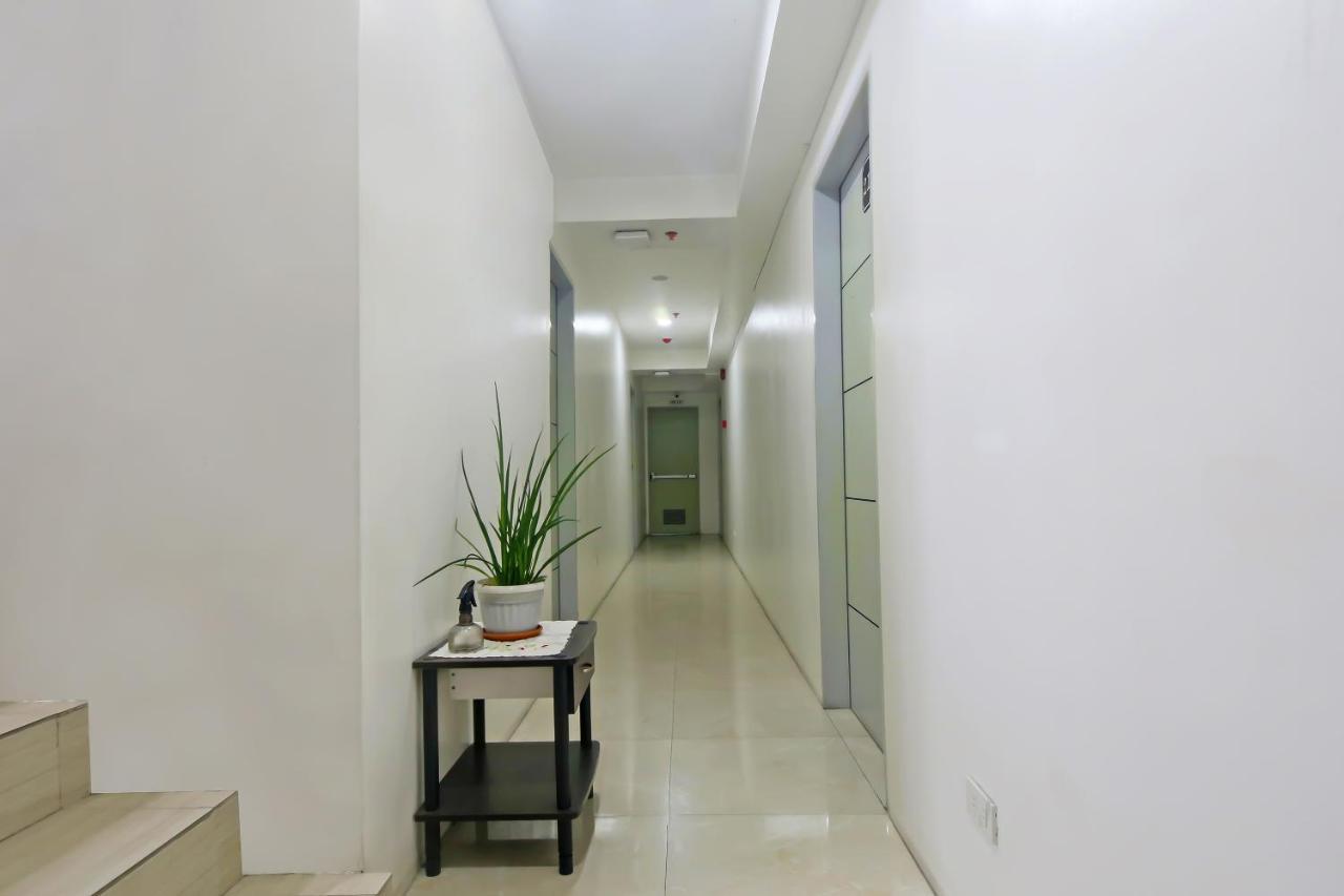 Oyo 896 Silverio Suites Manila Exteriör bild